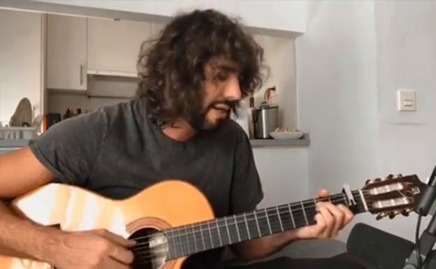 Mikel Izal anima San Prudencio con sus canciones para EL CORREO: «Es un día luminoso que volverá»