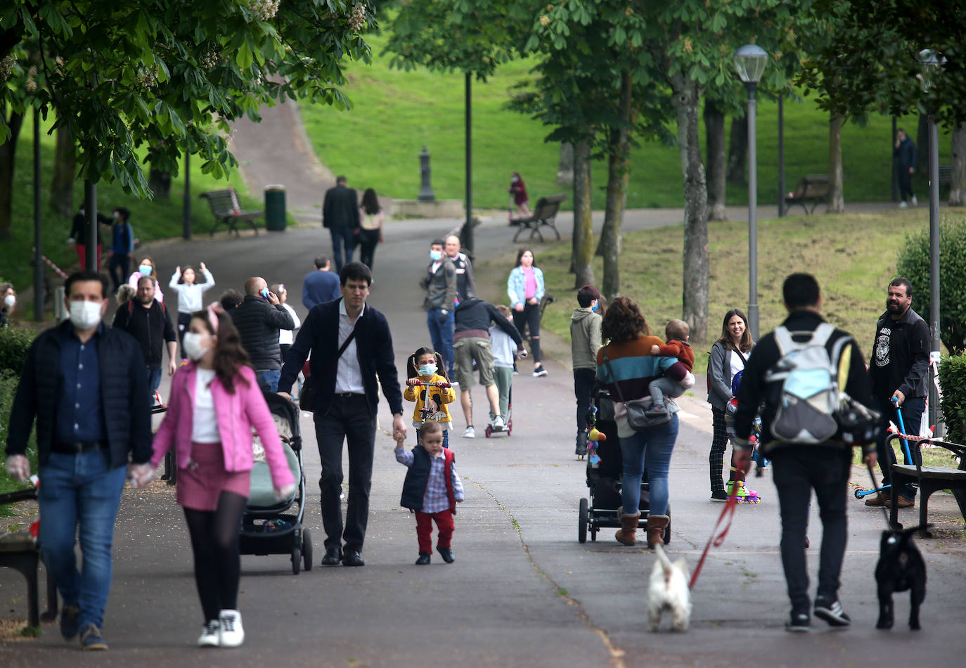 Los niños de Bizkaia vuelven a la calle tras 42 días de confinamiento