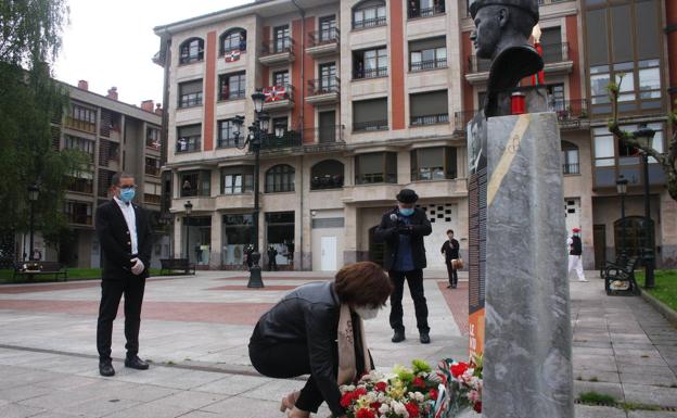 Gernika rinde homenaje al alcalde del bombardeo y al periodista George Steer