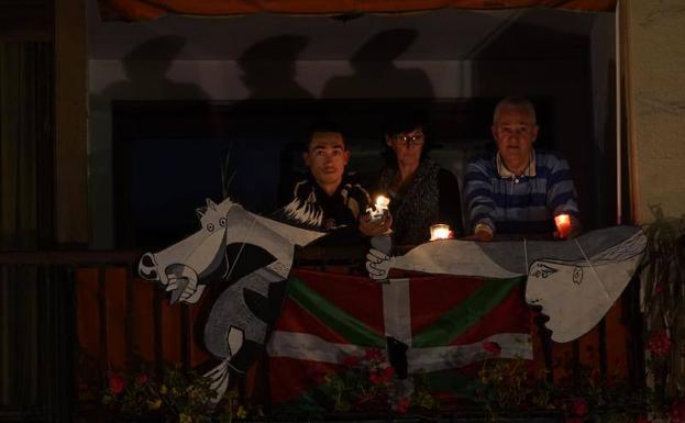 Los balcones de Gernika se llenan de velas por la paz