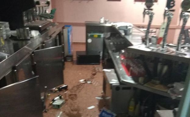 Destrozan un bar de Salvatierra en pleno confinamiento