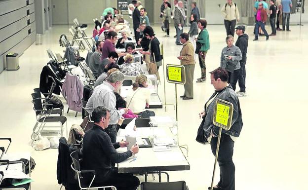 El Gobierno prevé limitar el contacto con el DNI y las papeletas en las votaciones