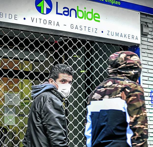 Unos 930.000 vascos cobran ya algún tipo de prestación, ayuda o salario públicos