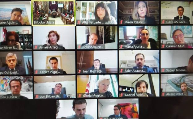 El Ayuntamiento de Bilbao celebra un pleno insólito con ediles participando desde sus casas