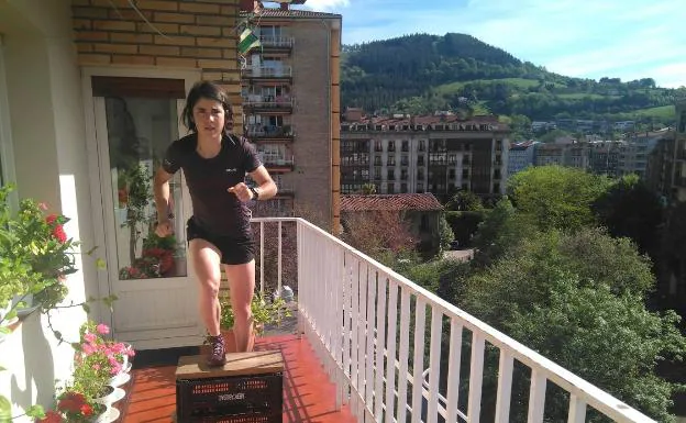 La corredora que ha escalado una cima desde su balcón con cajas de fruta