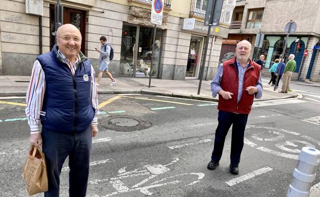 El reencuentro casual de dos amigos septuagenarios en su primer paseo por Vitoria
