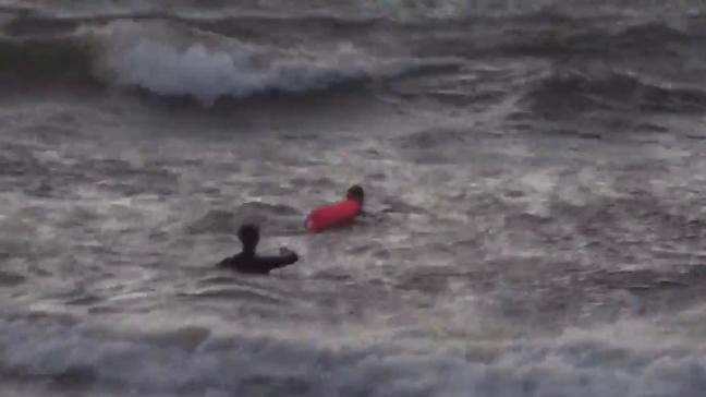 La galerna pone en apuros a varios surfistas en Ereaga