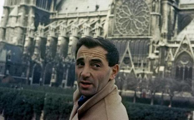 Un joven Charles Aznavour frente a la catedral de Notre Dame en una imagen del documental 'Aznavour by Charles'./