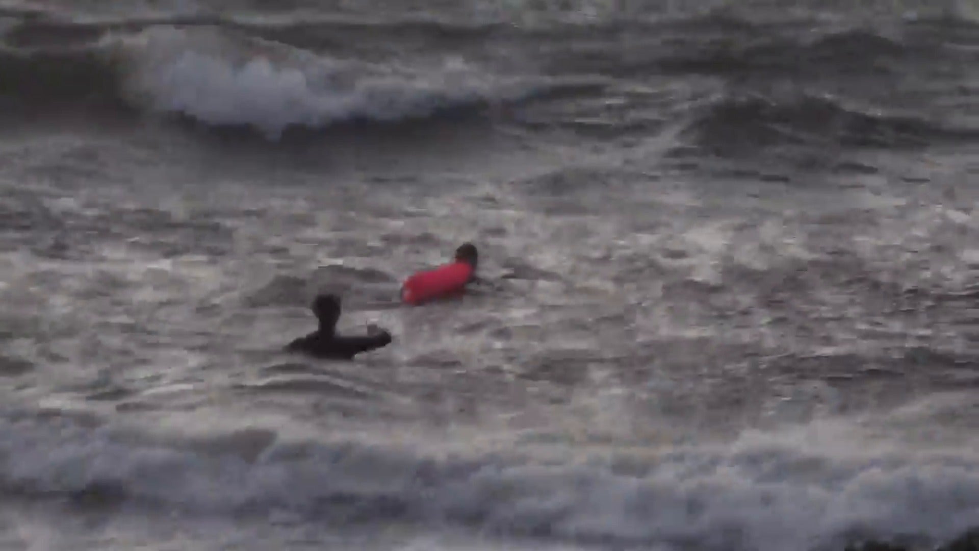 La galerna pone en apuros a varios surfistas en Ereaga