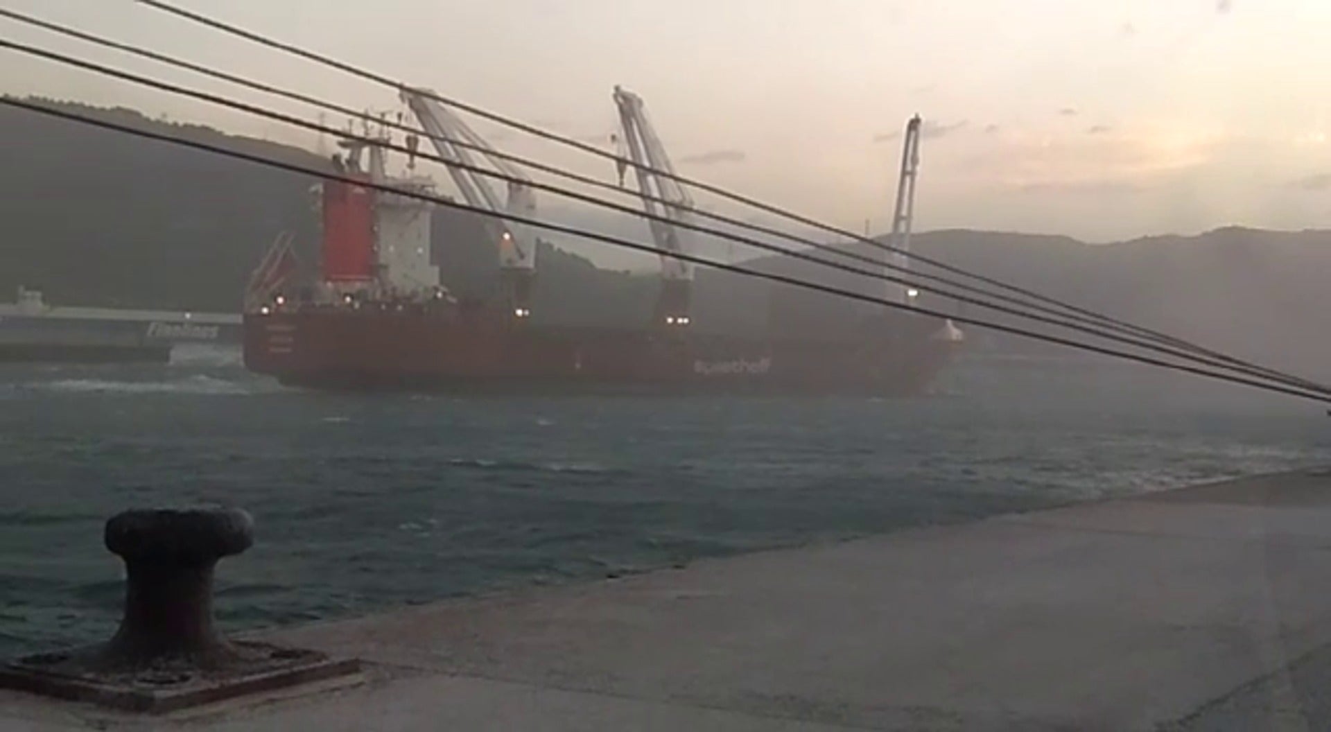 Un gran buque rompe amarras en el Puerto de Bilbao