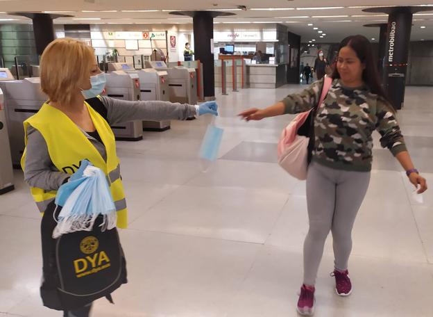 La DYA comienza el reparto de 148.000 mascarillas en el transporte público