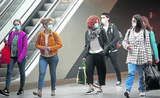 Los usuarios del transporte cumplen en el primer día de mascarilla obligatoria