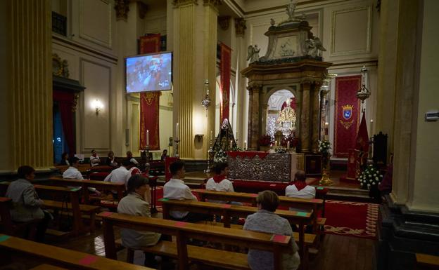 Mascarillas, gel hidroalcohólico y aforos reducidos en la vuelta de las misas el lunes a Euskadi