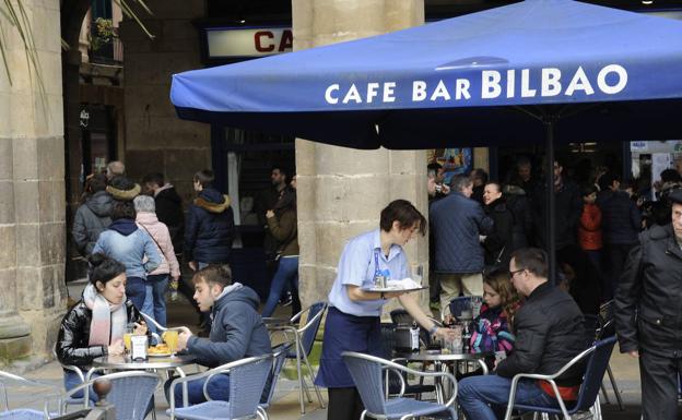 Café Bar Bilbao y el ambiente de la Plaza Nueva