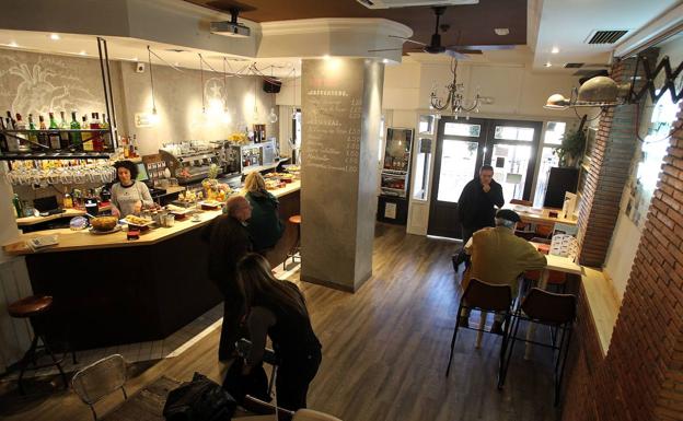 Amplia terraza y buenos pintxos en la Cervecería Casco Viejo