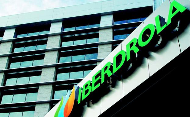 Iberdrola entrega un millón de mascarillas y trajes protectores a cuerpos de seguridad