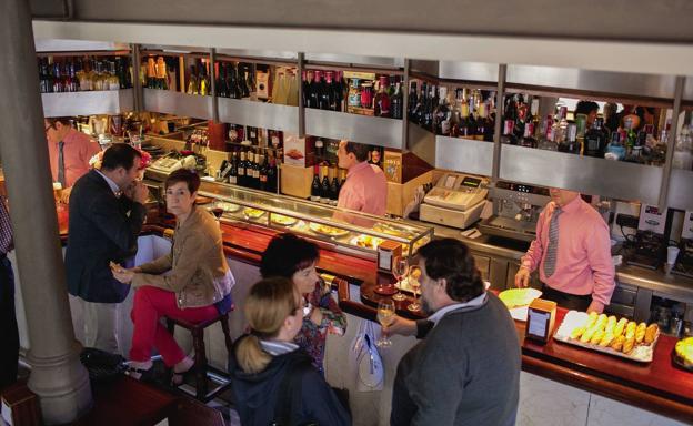 Genial barra de pintxos en el Monty