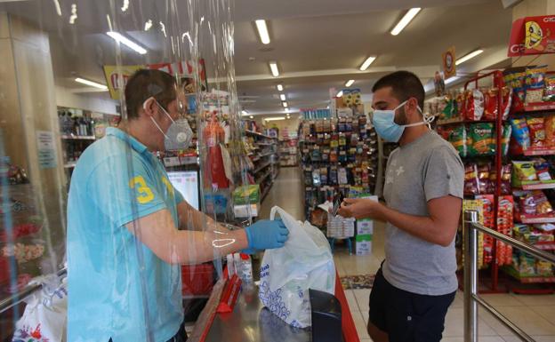 El comercio chino de Vitoria, el primero en cerrar, abre de nuevo