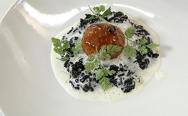 Tomate relleno de chipirón con arroz negro