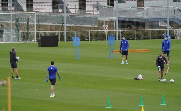 Mascarillas, guantes y desinfección de balones... La nueva rutina del entrenamiento del Athletic