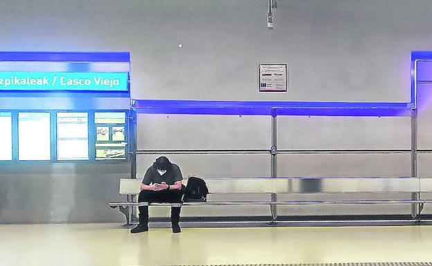 El virus infecta al transporte público y bendice al coche