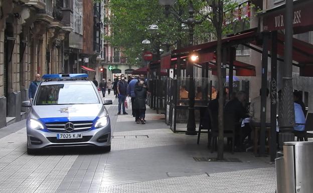Tres bares de la calle Ledesma cierran sus terrazas al dispararse la afluencia de clientes