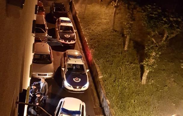 Sancionan a 10 jóvenes por hacer botellón en Abanto