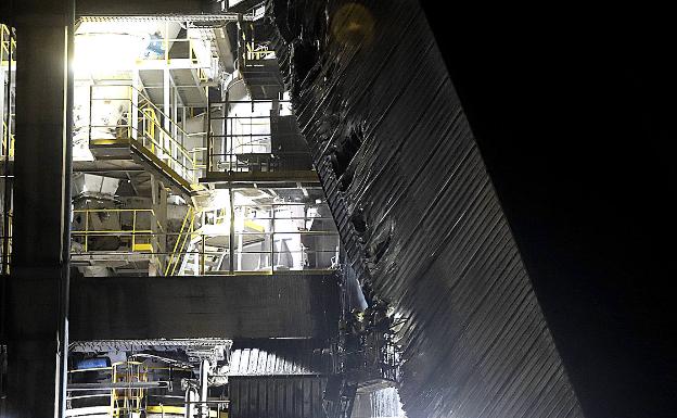 Sin heridos en el incendio en la fábrica de Cementos Lemona