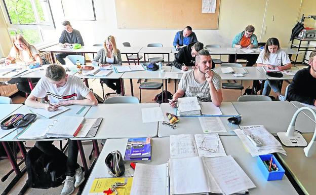La falta de «consenso» impide al Gobierno vasco hacer oficial la vuelta a las aulas el 18