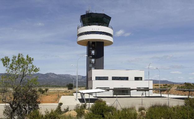 El virus propicia una inesperada ruta entre el aeropuerto fantasma de Castellón y Loiu desde julio