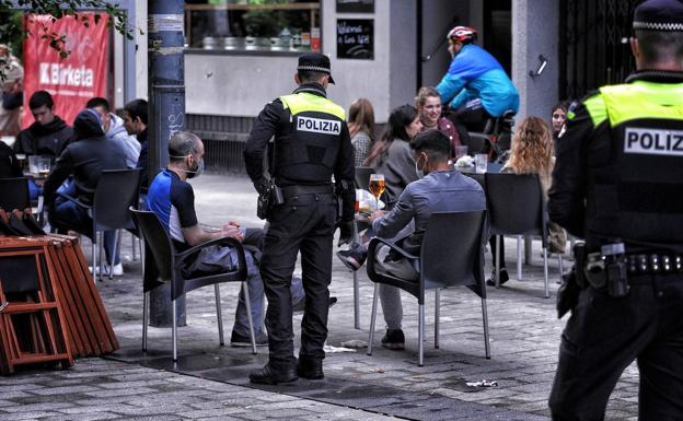 Amonestan a la mitad de las terrazas inspeccionadas en Vitoria en la jornada de reapertura