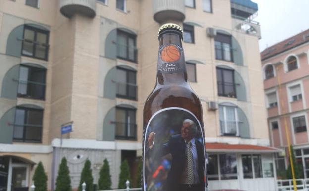 Zeljko Obradovic tiene su cerveza en Serbia
