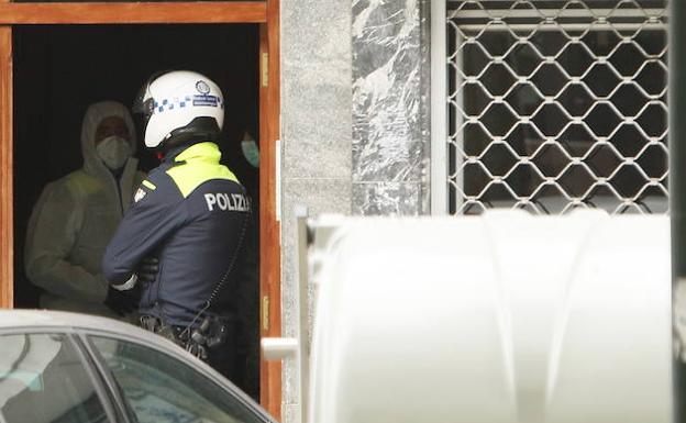 La Policía Local de Vitoria halla 2,5 kilos de hachís en una 'narcocarnicería' en El Pilar