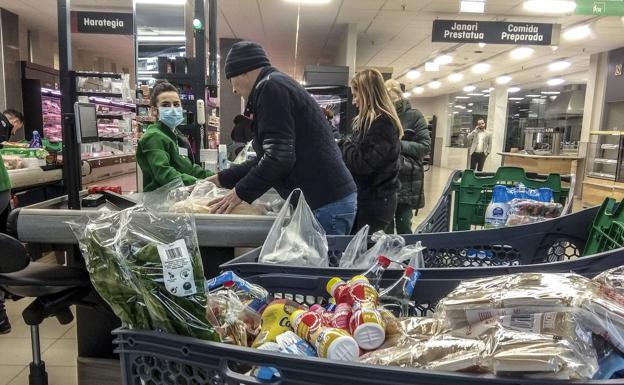 Vitoria amplía el control de las medidas anti-covid a 200 comercios de alimentación
