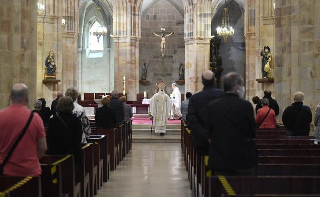 La catedral de Santiago en Bilbao roza el lleno en una misa oficiada por el Obispo