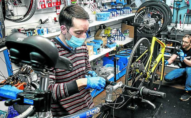 Las dos ruedas toman impulso en la desescalada en Vitoria