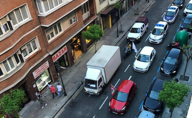Coches con carteles de un preso de ETA se pasean ante la casa de Mendia un día después de ser atacada
