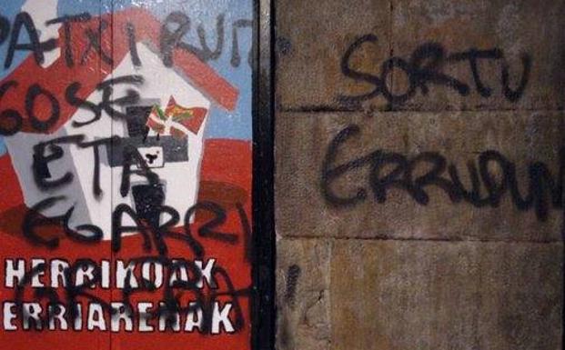 Aparecen pintadas en la herriko taberna del Casco Viejo con el mensaje «Sortu culpable»