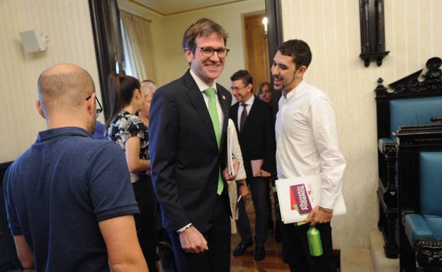 El Pleno de Vitoria rechaza una bajada de sueldos de los concejales que propone Podemos