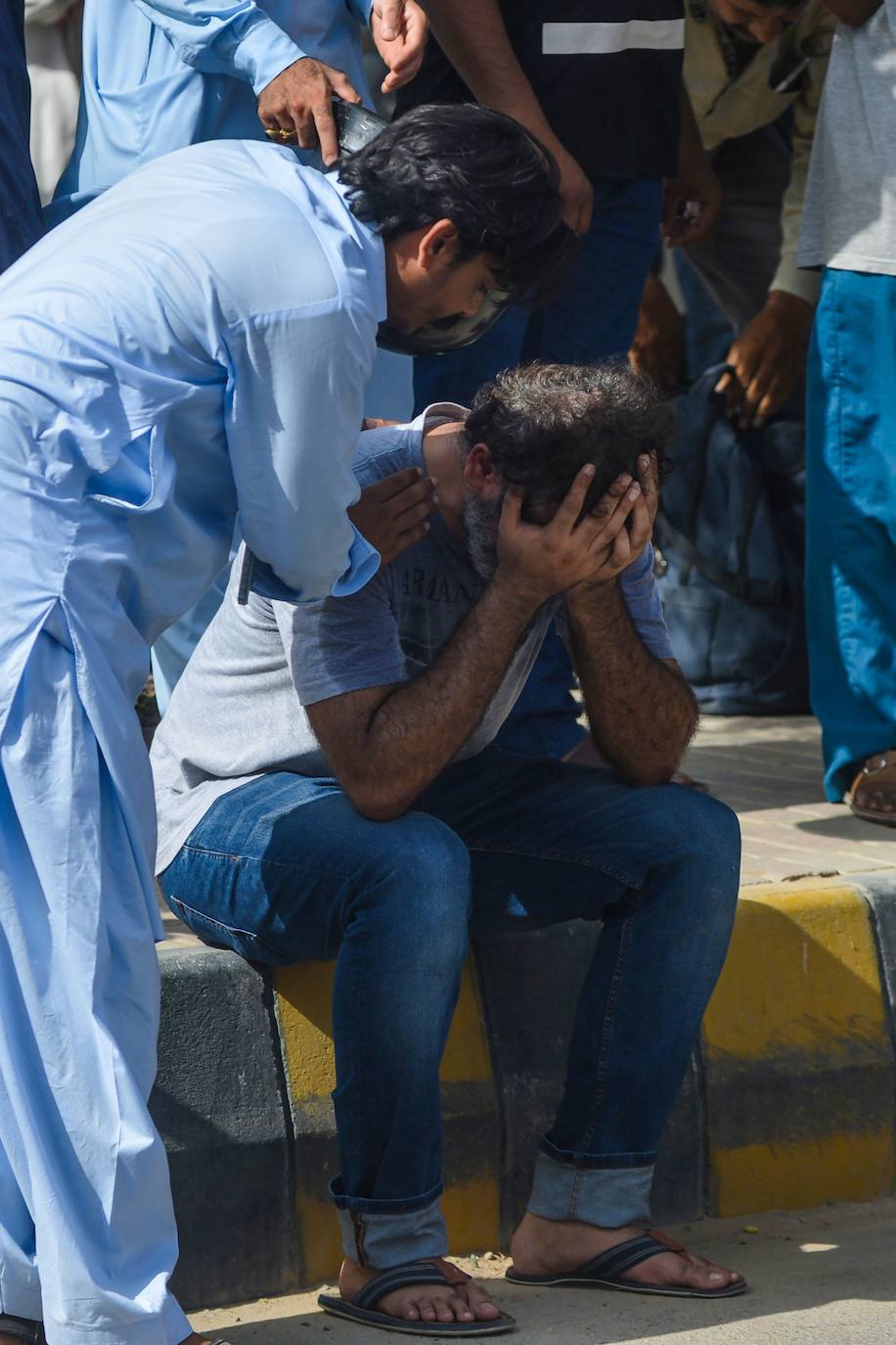 El accidente de un avión en Pakistán, en imágenes