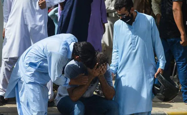«Solo escuchaba gritos y veía fuego», dice uno de los dos supervivientes del accidente aéreo de Pakistán con 97 fallecidos