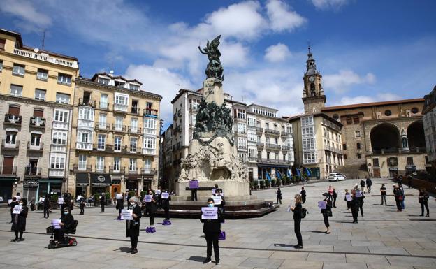 Una treintena de manifestantes se concentra en la Virgen Blanca contra «la industria de armas vasca»