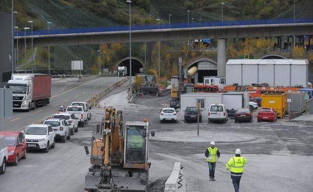 Queman una retroexcavadora de las obras de la Supersur