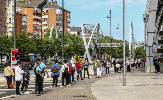 Colas en la apertura de los centros comerciales de Vitoria, marcada por estrictos controles de aforo