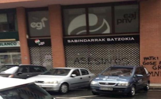 Atacan una sede del PSE en Bilbao y cuatro batzokis en Bizkaia con pintadas por el preso Patxi Ruiz