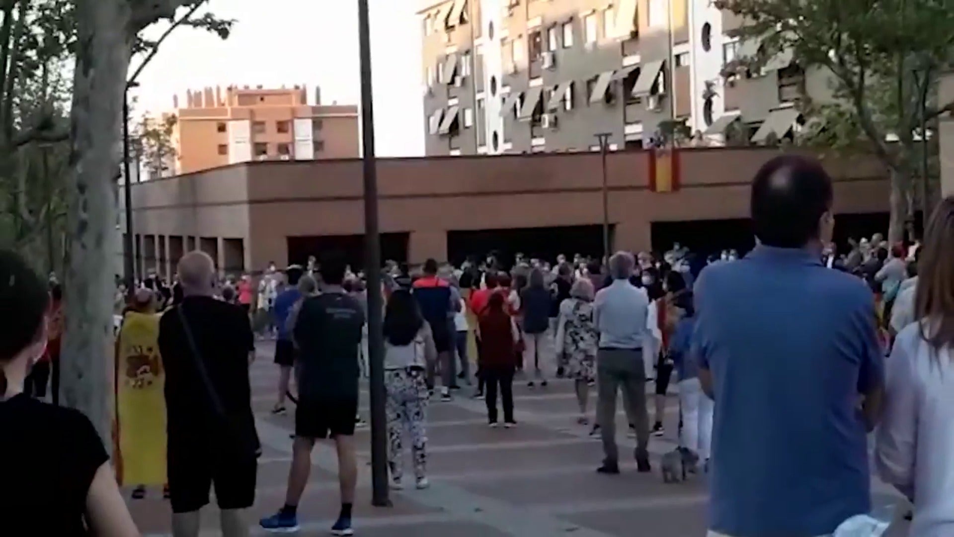 Decenas de personas protestan contra el Gobierno en Tres Cantos | El Correo