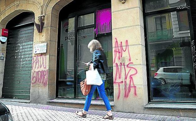 Radicales atacan otro batzoki y provocan incidentes en Pamplona