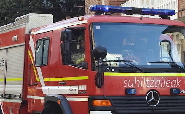 Una pareja resulta herida leve por inhalación de humo en el incendio de una cocina en Las Arenas