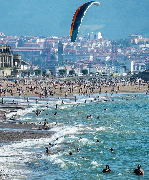 Ibarrangelu y Ea prohibirán tomar el sol en la playa en fin de semana hasta el 15 de junio