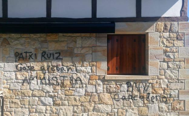 Radicales redoblan sus ataques con pintadas en Getxo, Derio y Larrabetzu